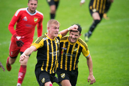IFK Hässleholms Linus Svensson har kvitterat till 2-2 och grattas