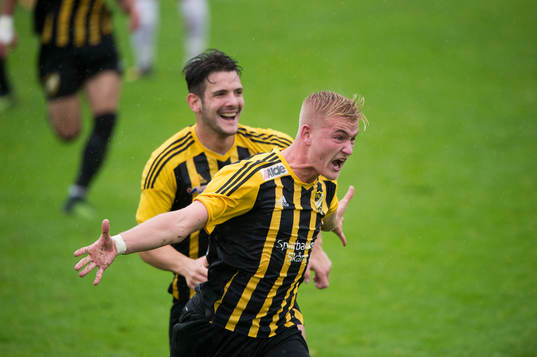 IFK Hässleholms Linus Svensson har kvitterat till 2-2 och grattas
