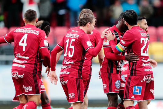 Östersunds Sotirios Papagiannopoulus, Tim Björkström och Brwa Nouri jublar med Johan Bertilsson efter att han gjort 3-0-målet