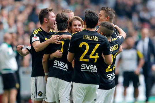 s Kristoffer Olsson gör 1-1-målet och jublar med AIK:s