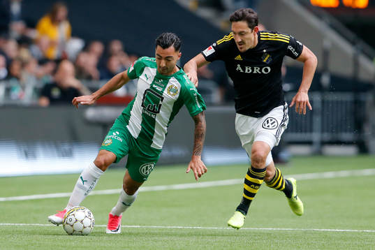 s Stefan Ishizaki i kamp om bollen