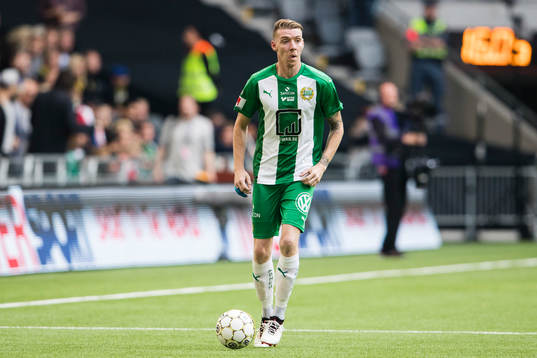 Hammarbys Birkir Már Saevarsson med bollen