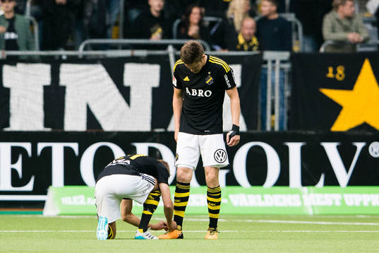 s Daniel Sundgren knyter skorna på Haukur Heidar Hauksson