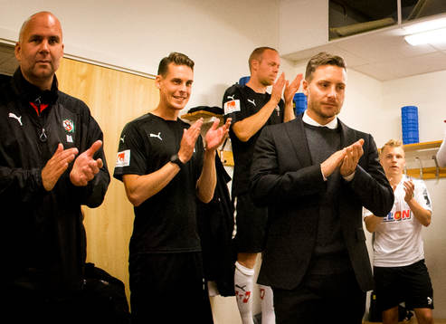 Örebros assisterande tränare Daniel Bäckström och tränare Axel Kjäll jublar i omklädningsrummet efter matchen