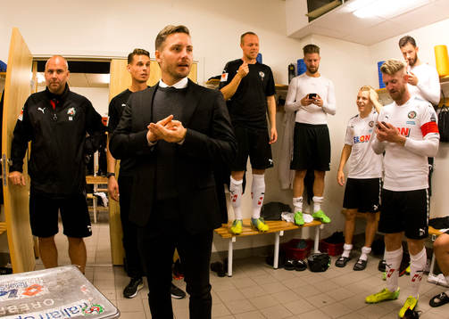 Örebros assisterande tränare Daniel Bäckström och tränare Axel Kjäll jublar i omklädningsrummet efter matchen