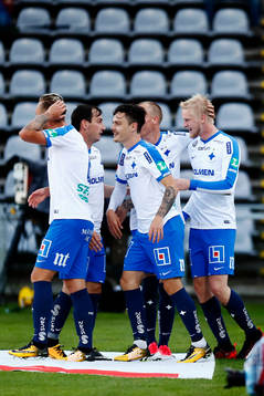 Norrköpings Karl Holmberg jublar med lagkamrater efter att han gjort 1-2-målet