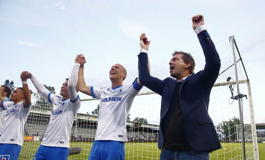 Norrköpings spelare och tränare Jens Gustafsson tackar publiken