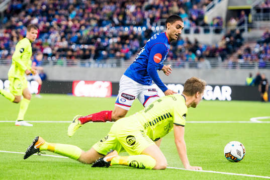 Mohammed Abdellaoue of Vålerenga and Sigurd Rosted of Sarpsborg 08 in action
