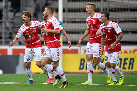 Kalmars Filip Hellquist (t.v) jublar med lagkamrater efter att han kvitterat till 2-2