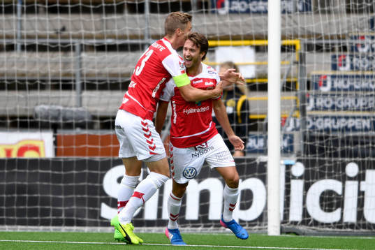 Kalmars Filip Hellquist gjorde 2-2-målet och jublar med Viktor Elm