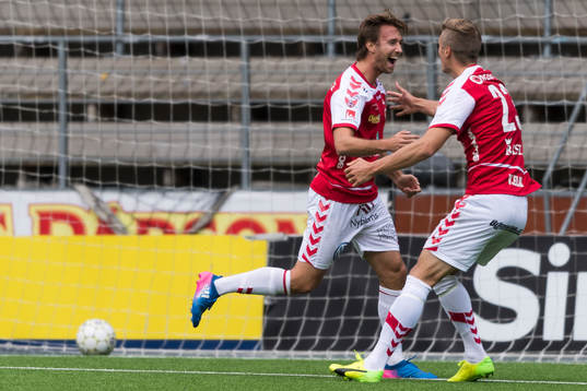 Kalmars Filip Hellquist gör 2-2 och jublar tillsammans med Viktor Elm