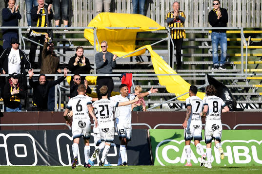 Häckens Mathias Ranégie gör 0-2-målet och jublar med lagkamrater