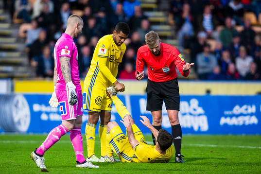Sundsvalls Kristinn Freyr Sigurdsson får hjälp av Noah