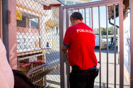 Publikvärd låser upp grind