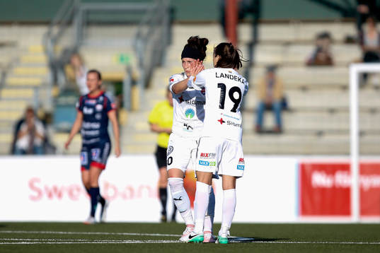 Målskytten till 1-2 Ella Masar McLeod jublar med Iva