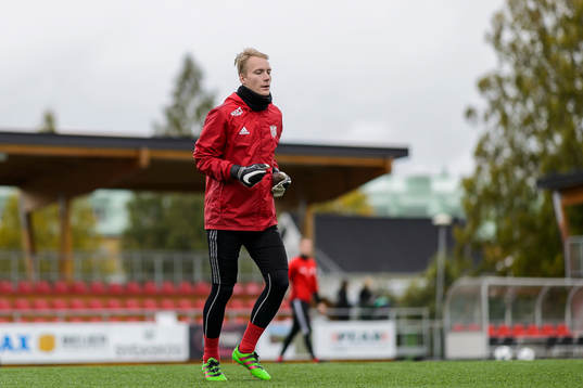 Piteås målvakt Tomas Adell värmer upp