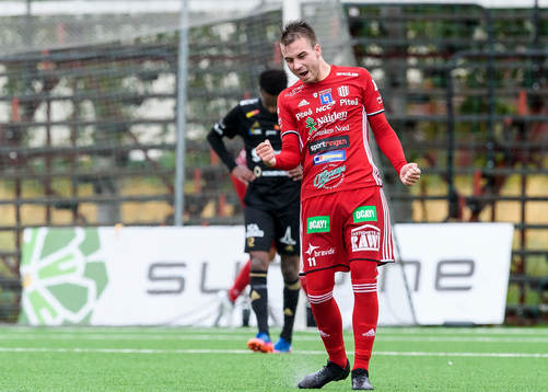 Piteås Alex Naylor jublar efter sitt 1-0 mål