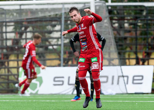 Piteås Alex Naylor jublar efter sitt 1-0 mål