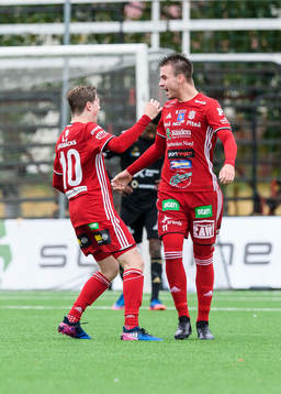 Piteås Alex Naylor (h) jublar tillsammans med Gustav Nordh (v) efter sitt 1-0 mål