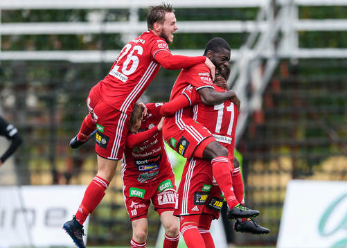 Piteås Alex Naylor (h) jublar tillsammans med sina lagkamrater efter sitt 1-0 mål