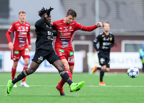 Piteås Joel Edström i kamp med Skellefteås Kenneth Mukisa