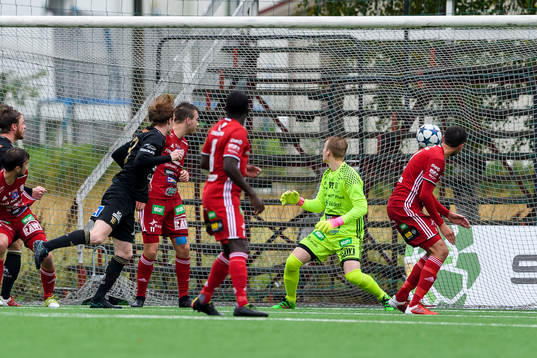 Skellefteås Jonathan Käller gör 1-1 bakom Piteås målvakt Tomas Adell