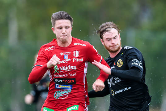 Piteås Joel Edström i kamp med Skellefteås Joakim Vikberg