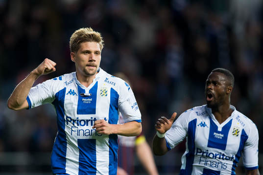 IFK Göteborgs Mikael Boman jublar ihop med Vajebah Sakor efter 1-1