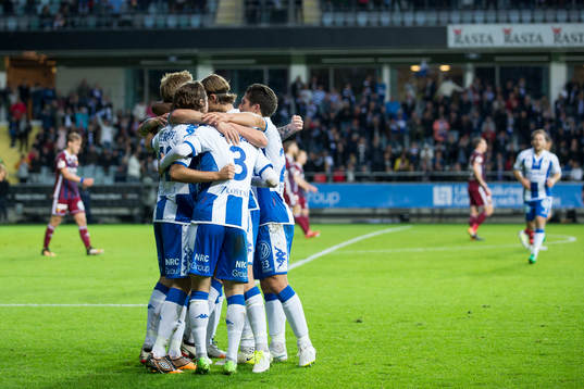 IFK Göteborgs Mikael Boman jublar och omfamnas