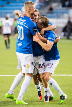 The Molde players celebrate 1-0