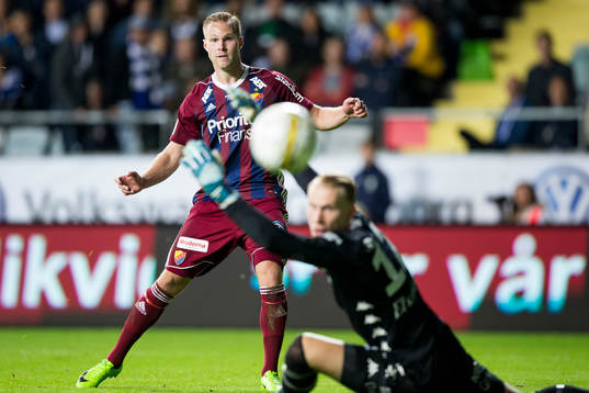 Djurgårdens Gustav Engvall skjuter ett skott förbi IFK Göteborgs målvakt Pontus Dahlberg som går i stolpen