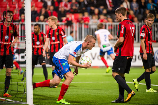 Helsingborgs Peter Larsson jublar med bollen efter 1-1 av Johan Persson , ej i bild,