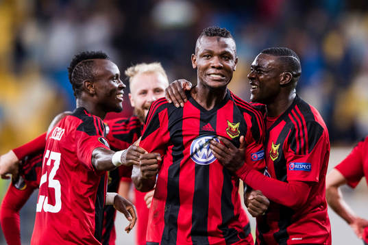Östersunds Salisu Abdullahi Gero (m) gör 0-2 och jublar med Samuel Mensiro och Ken Sema