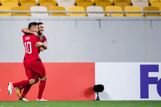 Östersunds Saman Ghoddos gör 0-1 och jublar med Hosam Aiesh