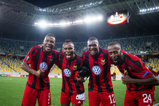 Östersunds Salisu Abdullahi Gero, Samuel Mensiro, Ken Sema och Ronald Mukiibi jublar