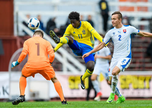 Sveriges Jack Lahne petar bollen förbi Slovakiens