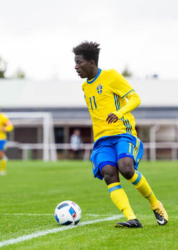 Sveriges Jack Lahne med bollen