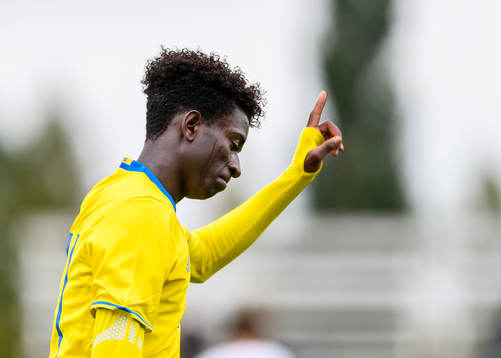 Sveriges Jack Lahne gestikulerar mot domaren