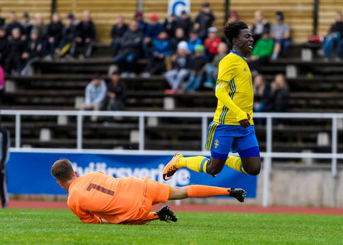 Slovakiens målvakt Ivan Rehák fäller Sveriges Jack Lahne