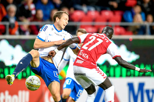 Norrköpings Jon Gudni Fjoluson och Kalmars Papa Alioune