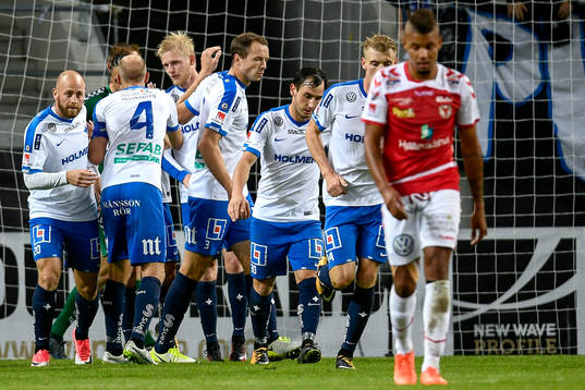 Karl Holmberg jublar med lagkamrater efter 1-1
