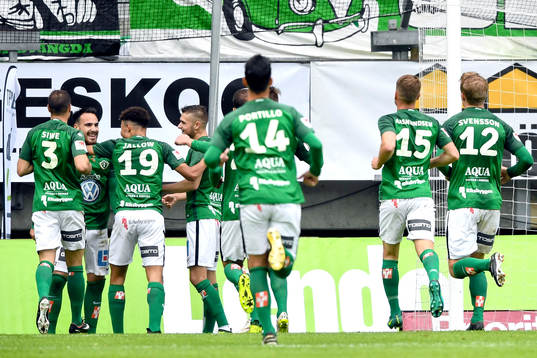 Jönköpings Dzenis Kozica jublar med lagkamrater