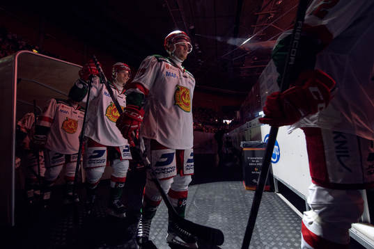 Moras spelare på väg in på isen