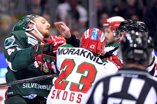 Frölundas Pontus Widerström och Moras Tomas Skogs i ett