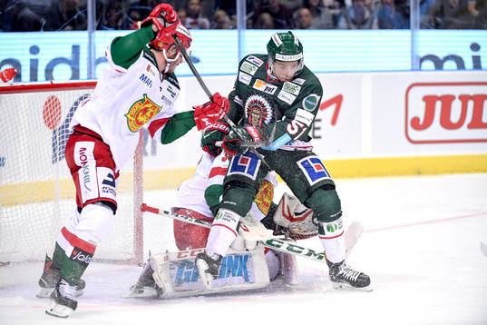 Frölundas Mats Rosseli Olsen framför Moras målvakt