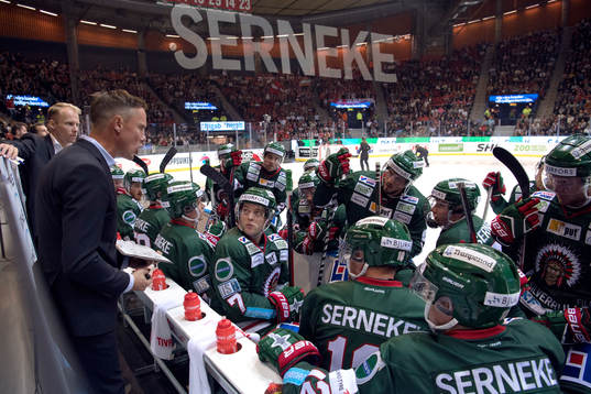 Frölundas tränare Roger Rönnberg pratar med laget i ett