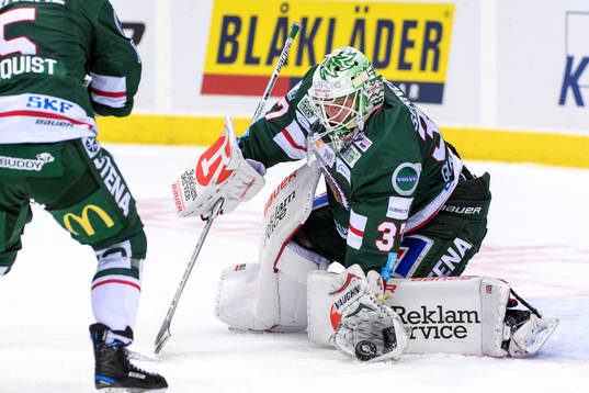 Frölundas målvakt Johan Gustafsson räddar en puck