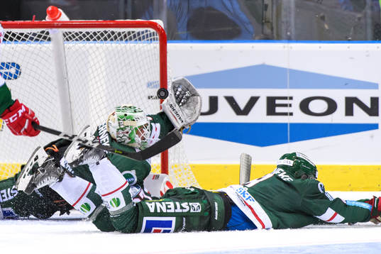 Frölundas målvakt Johan Gustafsson räddar en puck