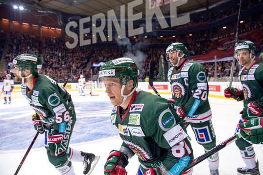 Frölundas Ryan Lasch jublar med lagkamrater