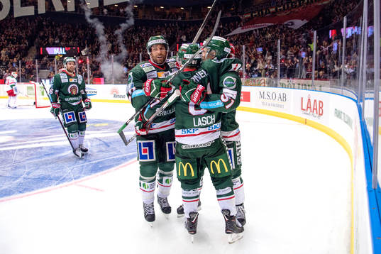 Frölundas Ryan Lasch jublar med lagkamrater